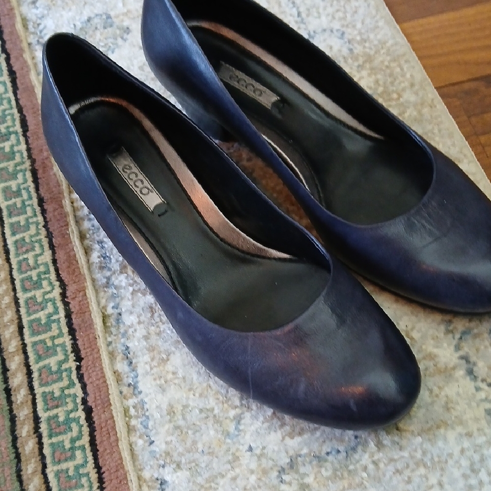 Ecco Women's Elegant Navy Heels